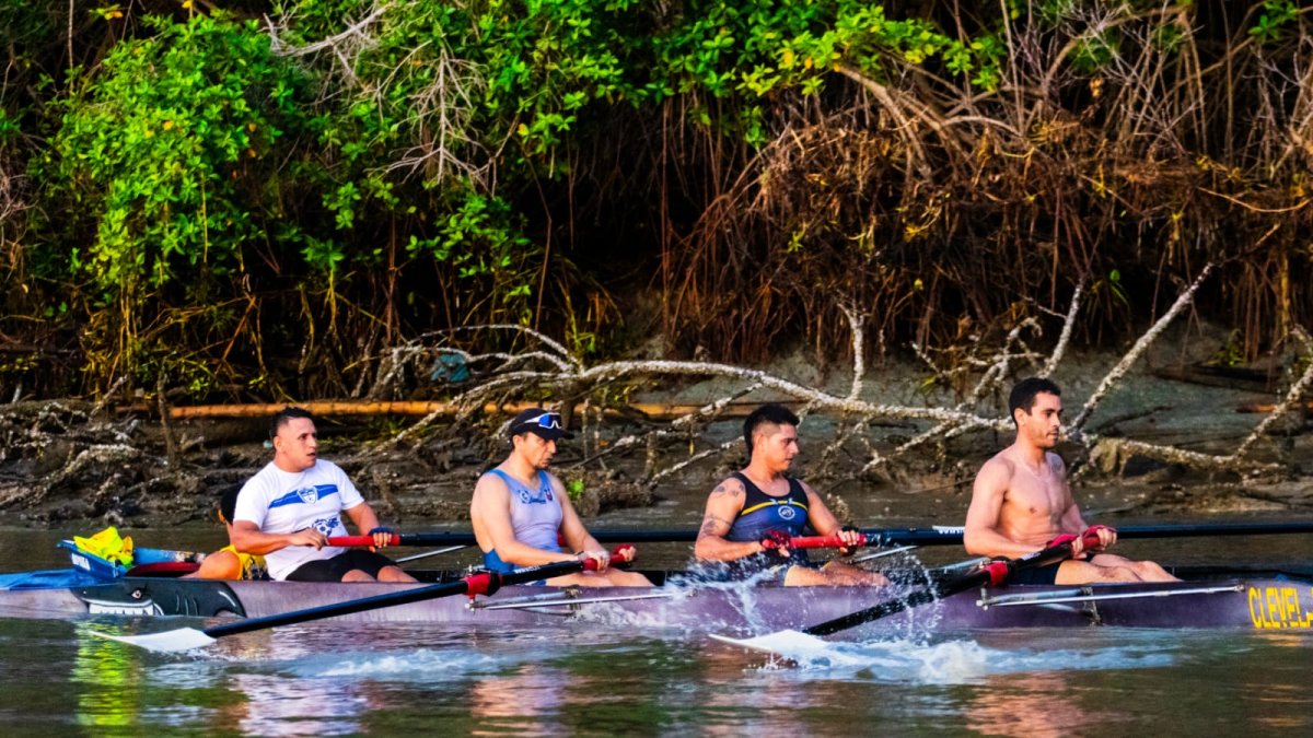 Los remeros de la yola Astillero - Cleveland durante uno de sus últimos entrenamientos previos a la travesía 2024