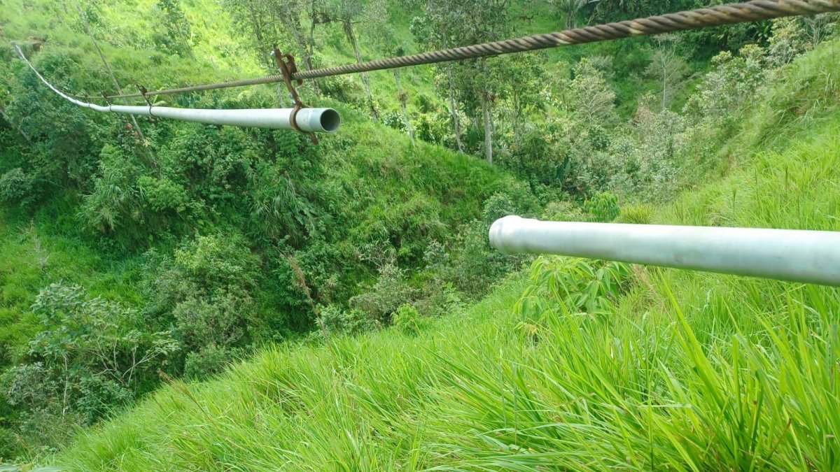 Tubería usaba para llevar agua de consumo humano sufrió daños.