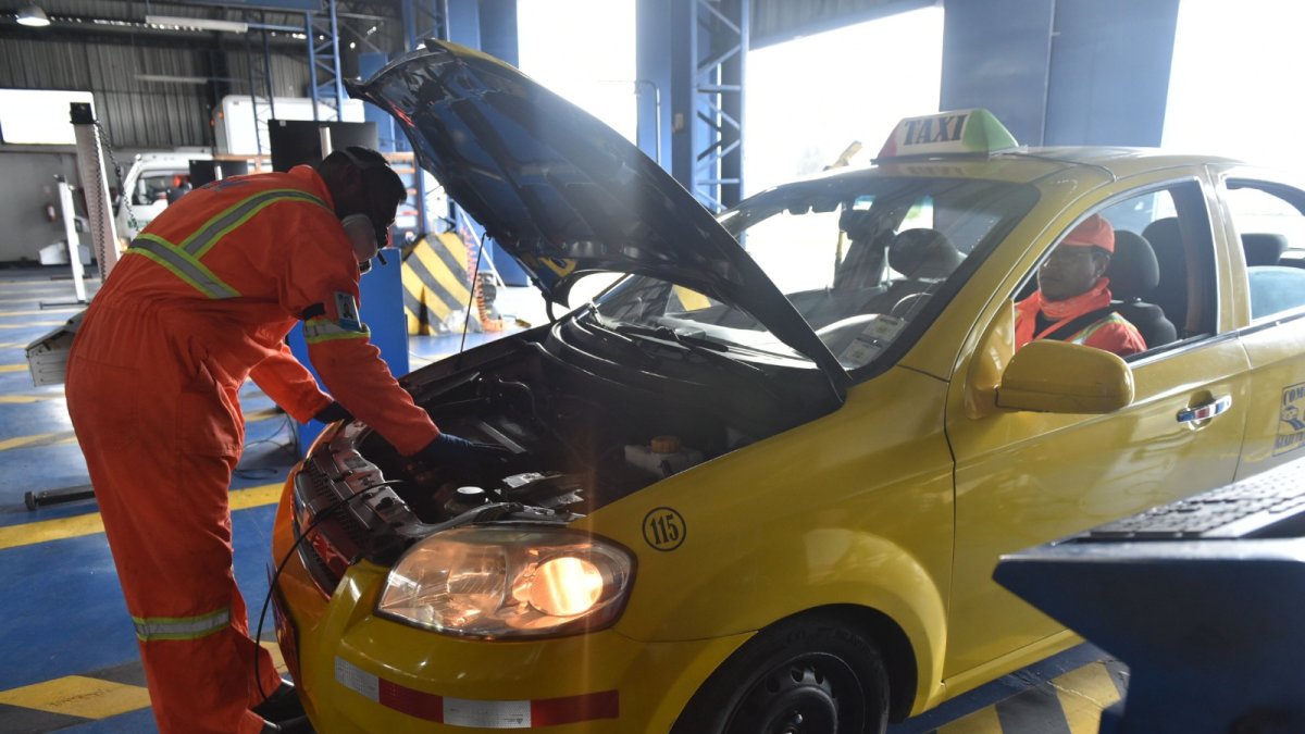 El transporte público y comercial debe realizar la revisión vehicular únicamente en Quito.