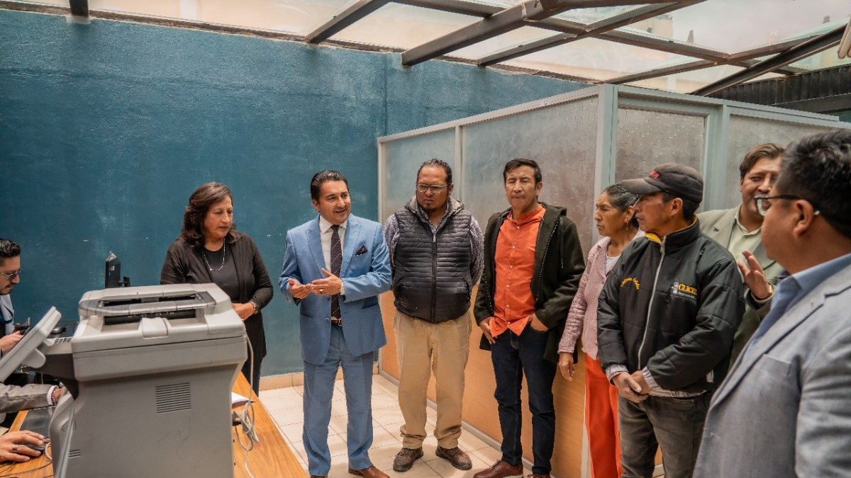 Servicio. El Municipio de Latacunga habilitó las ventanillas en dos parroquias rurales.