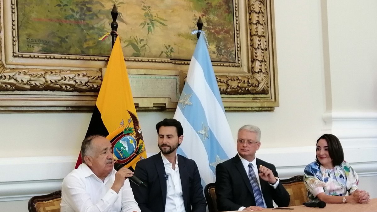 Autoridades.- El gobernador del Guayas, Alberto Molina; el ministro de Turismo, Niels Olsen y los ejecutivos de Royal Caribbean Group.