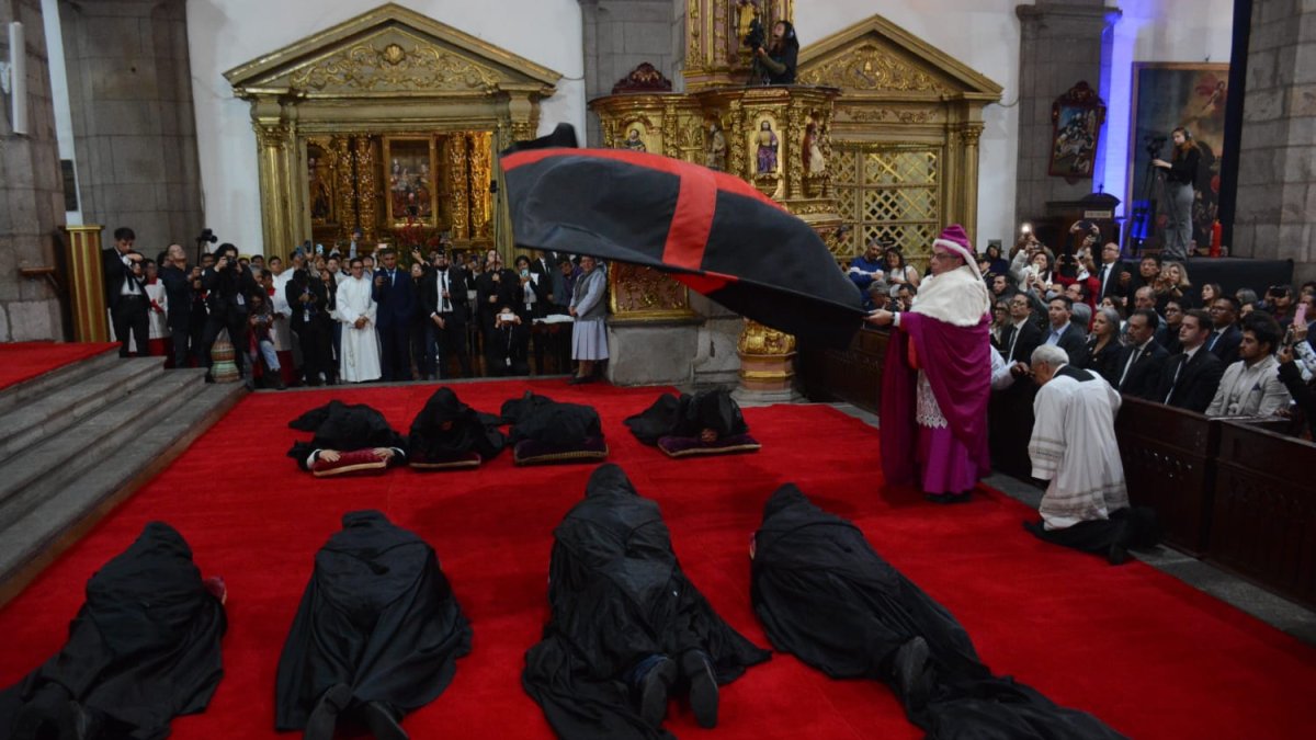 En Quito, el Arrastre de caudas forma parte de la celebración de Semana Santa.