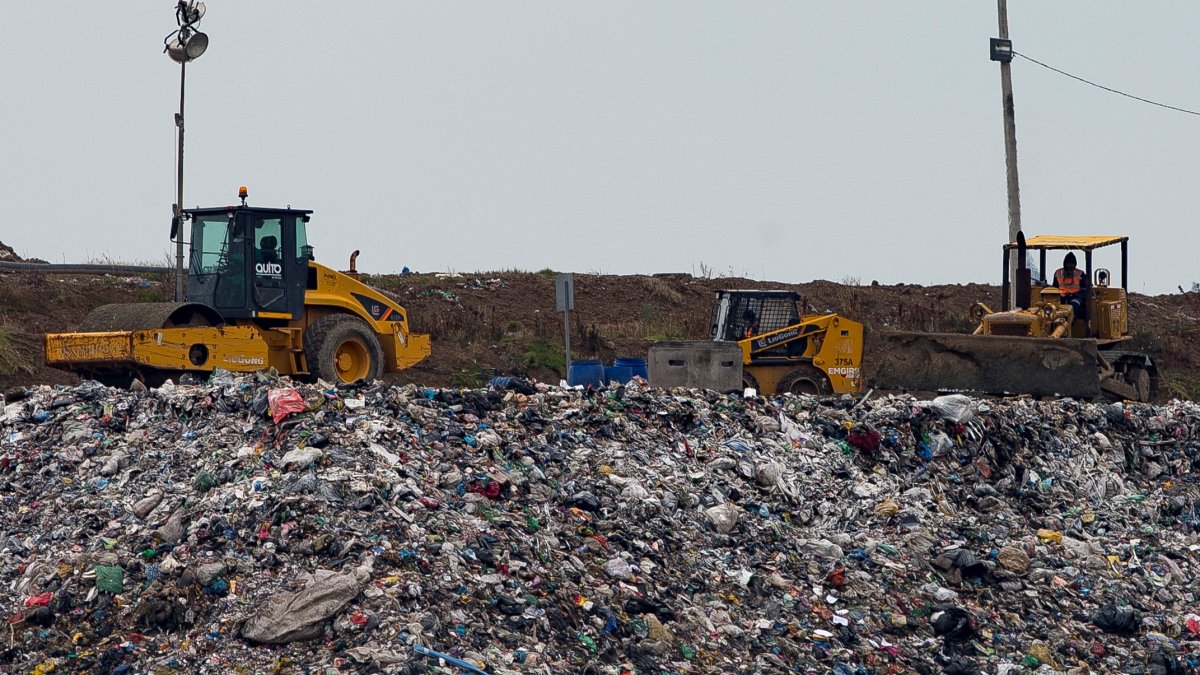 Un vertedero de residuos alimenticios y basura en general en las afueras de Quito, Ecuador.
