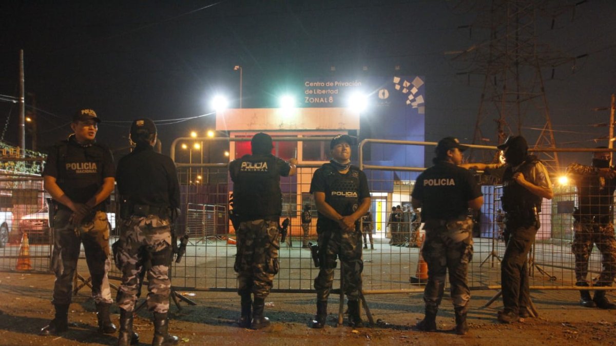 Militares y policías han llegado hasta el reclusorio.