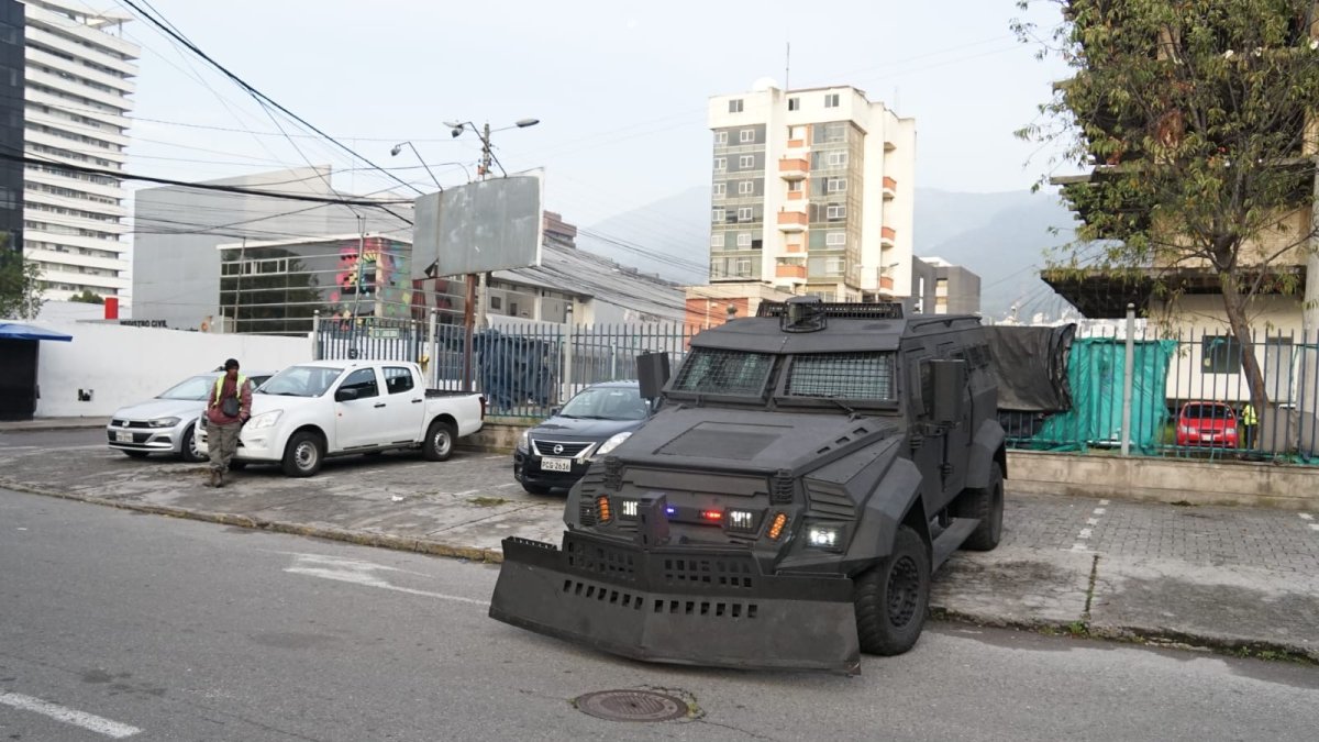 En el sitio, hay un fuerte contingente policial y militar