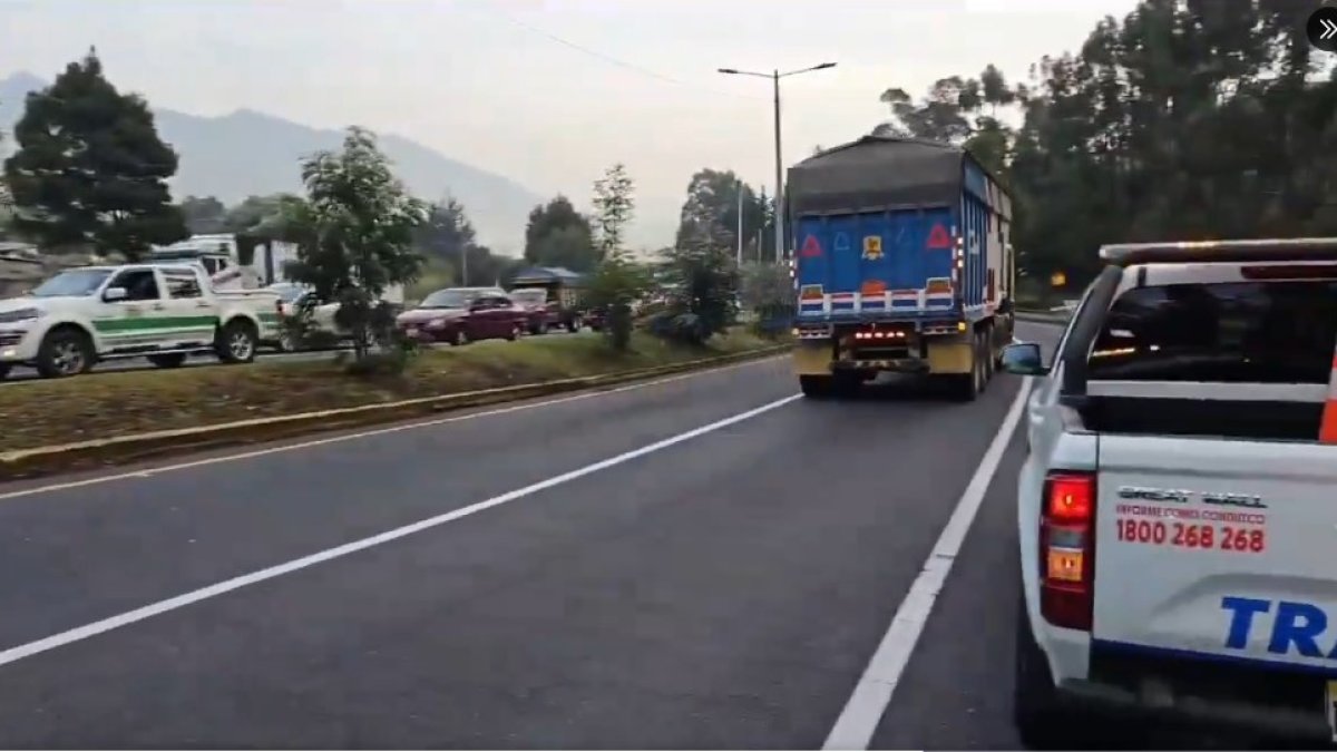 La AMT realizó un operativo para habilitar el tránsito, luego del siniestro vial en la av. Simón Bolívar.