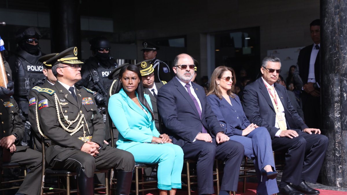 La fiscal junto al presidente de la Asamblea en el evento de relevo de guardia legislativa.