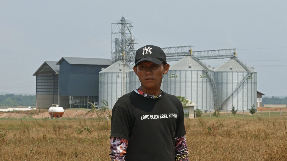 Un indígena sikuani junto a una estructura agrícola perteneciente a los menonitas