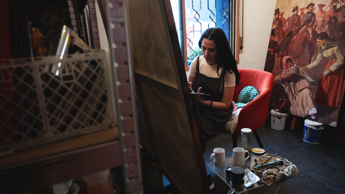 La artista uruguaya María Noel Silvera pintando una de las obras que integran la muestra 'Libertadoras.