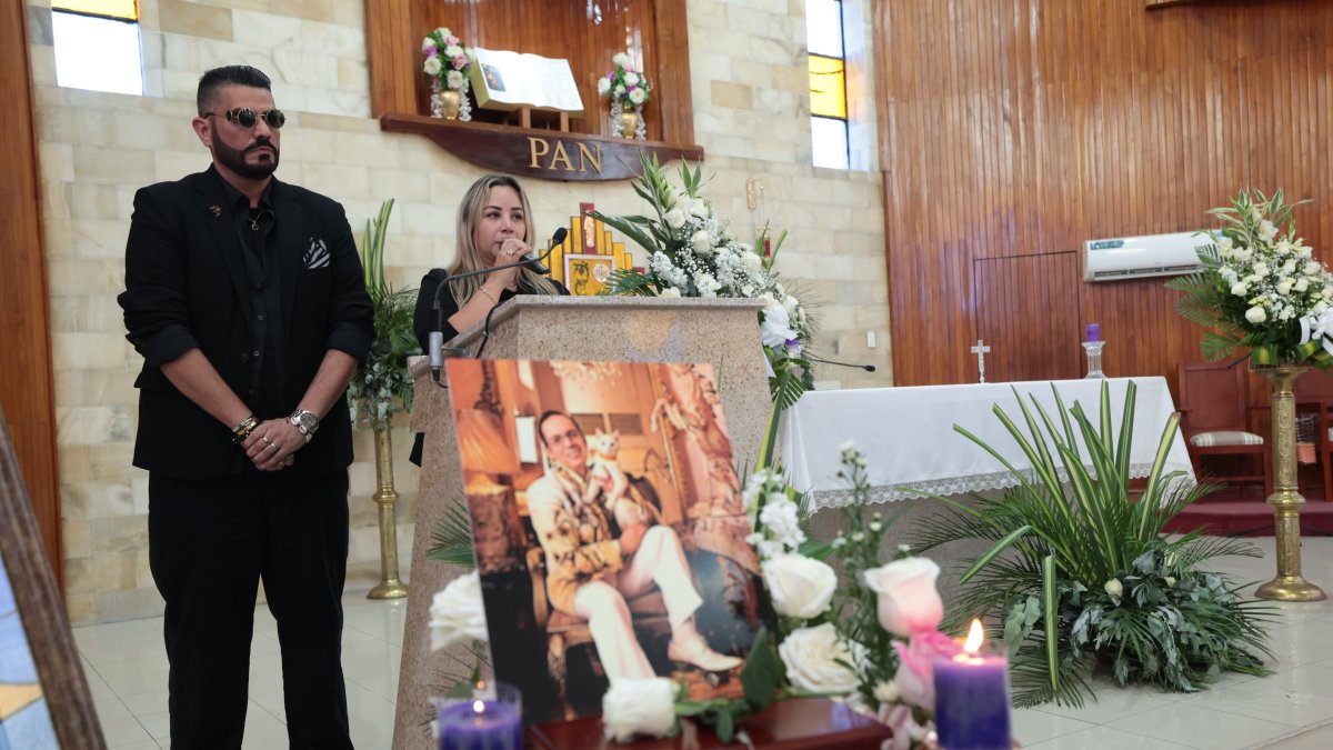 Nino Touma y María del Mar Proaño junto a las cenizas del modisto.