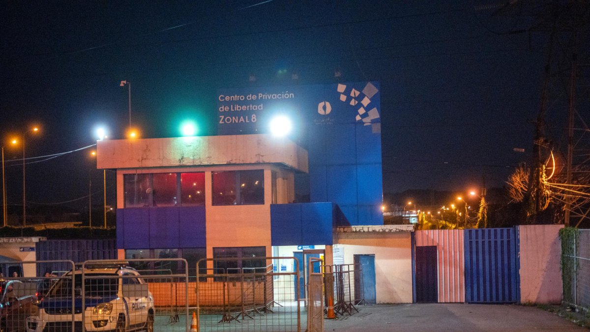 Fotografía que muestra una puerta de acceso a la Cárcel Regional, en Guayaquil (Ecuador).