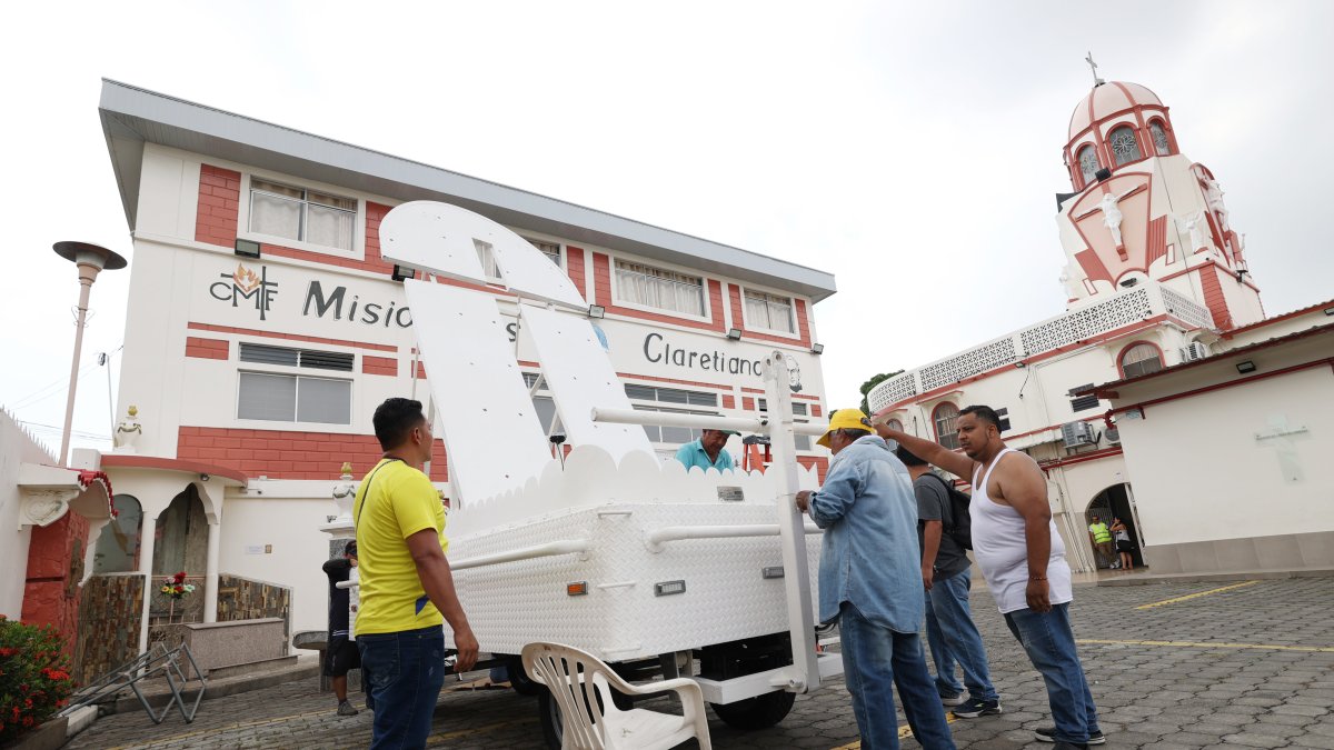 Preparación. En el santuario Cristo del Consuelo se ultimaban detalles de la estructura en la que la imagen de Cristo recorrerá las calles del sur de la ciudad. 