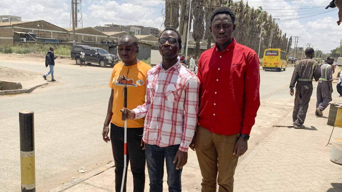 Rutina. Marvins Ouma (centro) esquiva con su bastón de invidente las grietas que se abren a su paso.