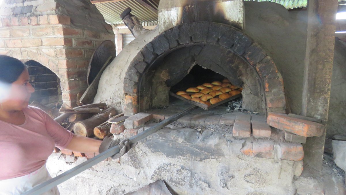 Preparación. Los panes son elaborados en un gran horno ancestral hecho de bahareque y ladrillo.
