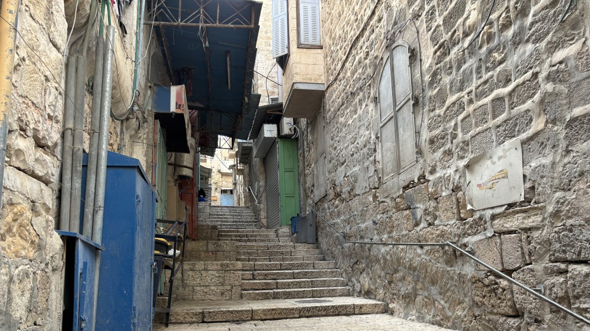 Tiendas con pocos clientes y pocos peregrinos, mientras los palestinos cristianos, muchos residentes en Cisjordania, no han obtenido permisos para visitar la ciudad santa.