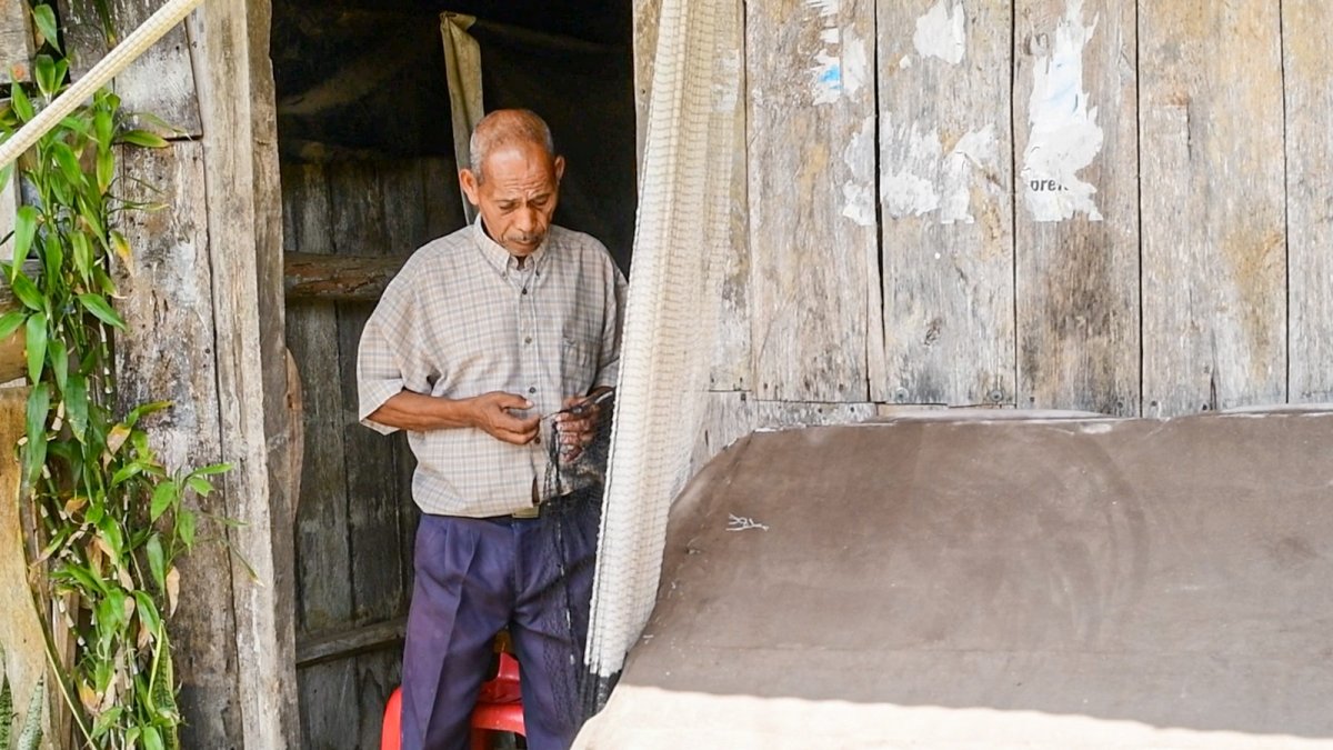 Figura. José Godoy, de 73 años, teje sus atarrayas en su domicilio.