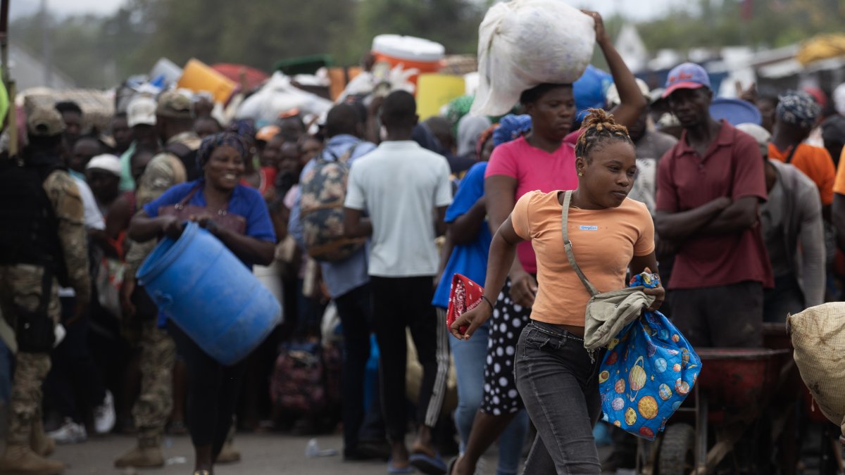 Haitianos cruzan la frontera desde Oaunaminthe (Haití) para abastecerse de productos, principalmente alimentos, en el Mercado Binacional en Dajabón (República Dominicana).