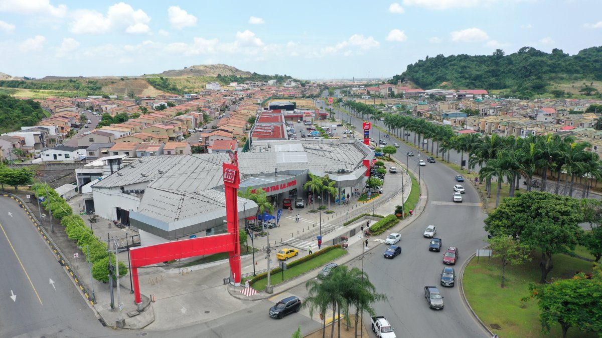 Panorama. La Joya y Villa del Rey vista desde el aire. También se observan plazas con locales comerciales.