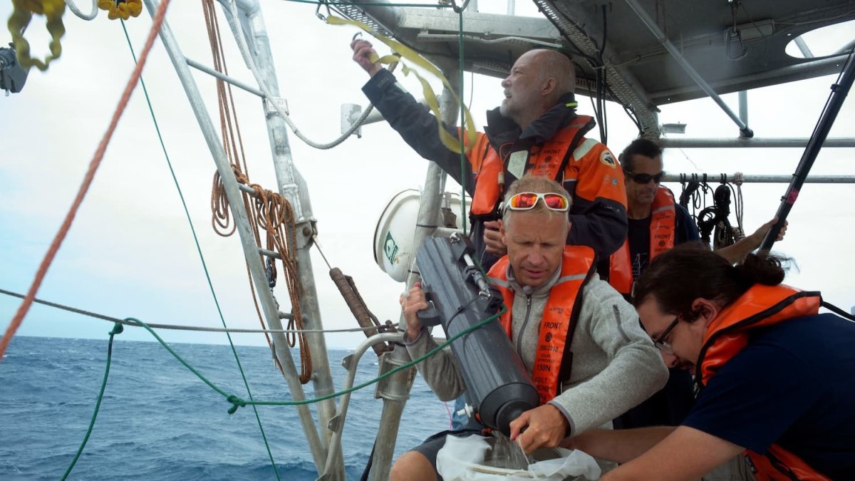 Travesía. Varios de los expedicionarios toman muestras marinas.