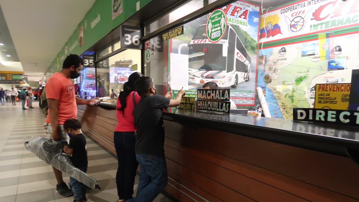Las terminales de Guayaquil prevén recibir a miles de viajeros durante los días de asueto.