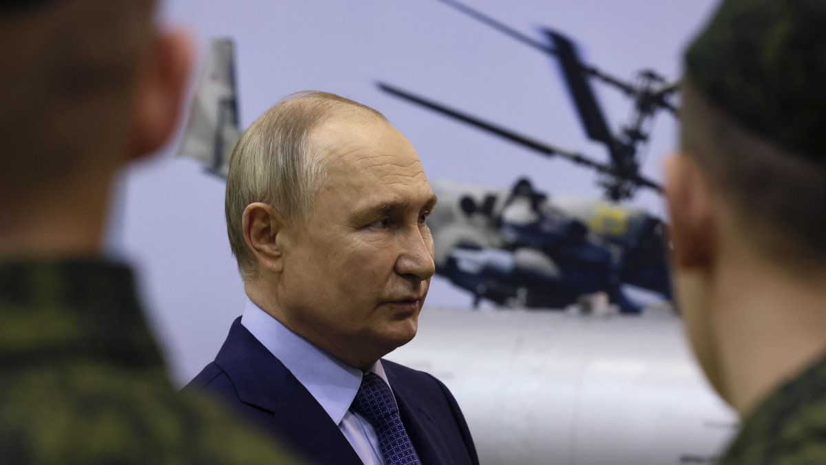 El presidente Vladimir Putin, habla con pilotos militares en su visita al Centro Estatal para despliegue y reciclaje del personal de vuelo del Ministerio de Defensa ruso en Torzhok, región de Tver.