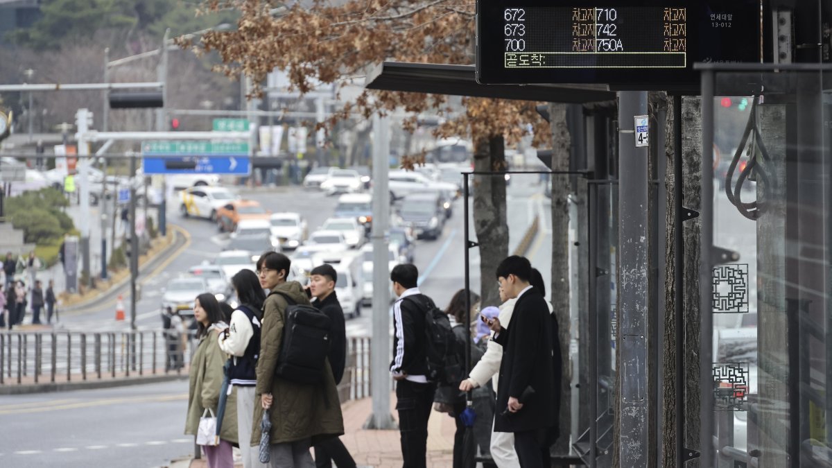 La gente espera un autobús en una estación de autobuses en Seúl, Corea del Sur, este 28 de marzo de 2024.