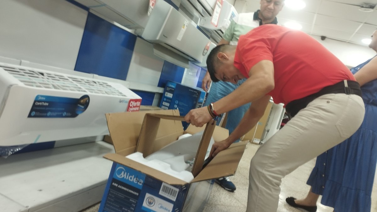 Compra. La altas temperaturas en Guayaquil ha incrementado el deseo de compra de aires acondicionados.