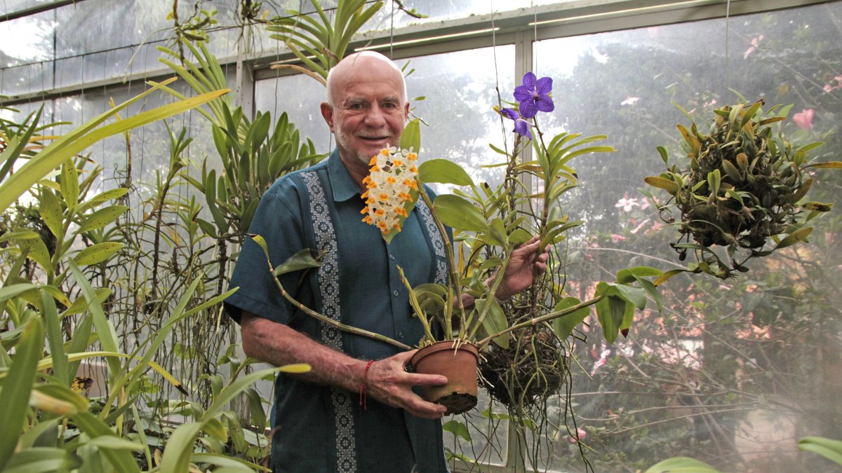 Alexenander Hirtz, botánico ecuatoriano muestra su orquidiario en su casa