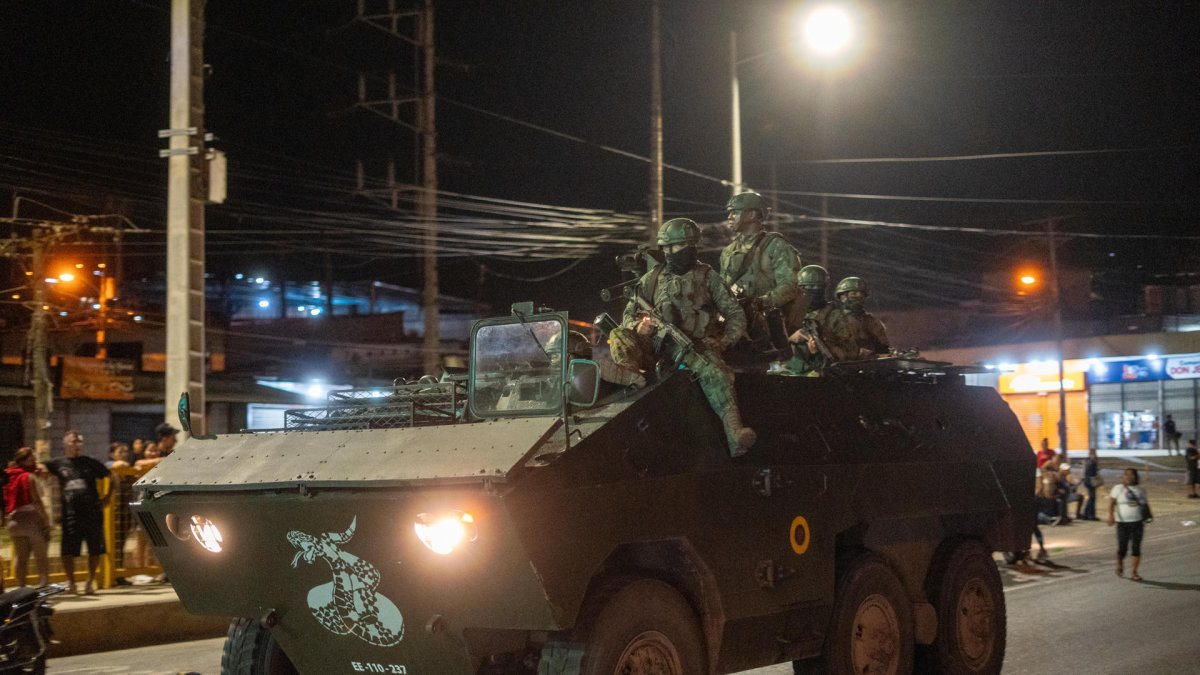 Integrantes de las fuerzas armadas resguardan los alrededores de la cárcel Regional este miércoles en Guayaquil (Ecuador).