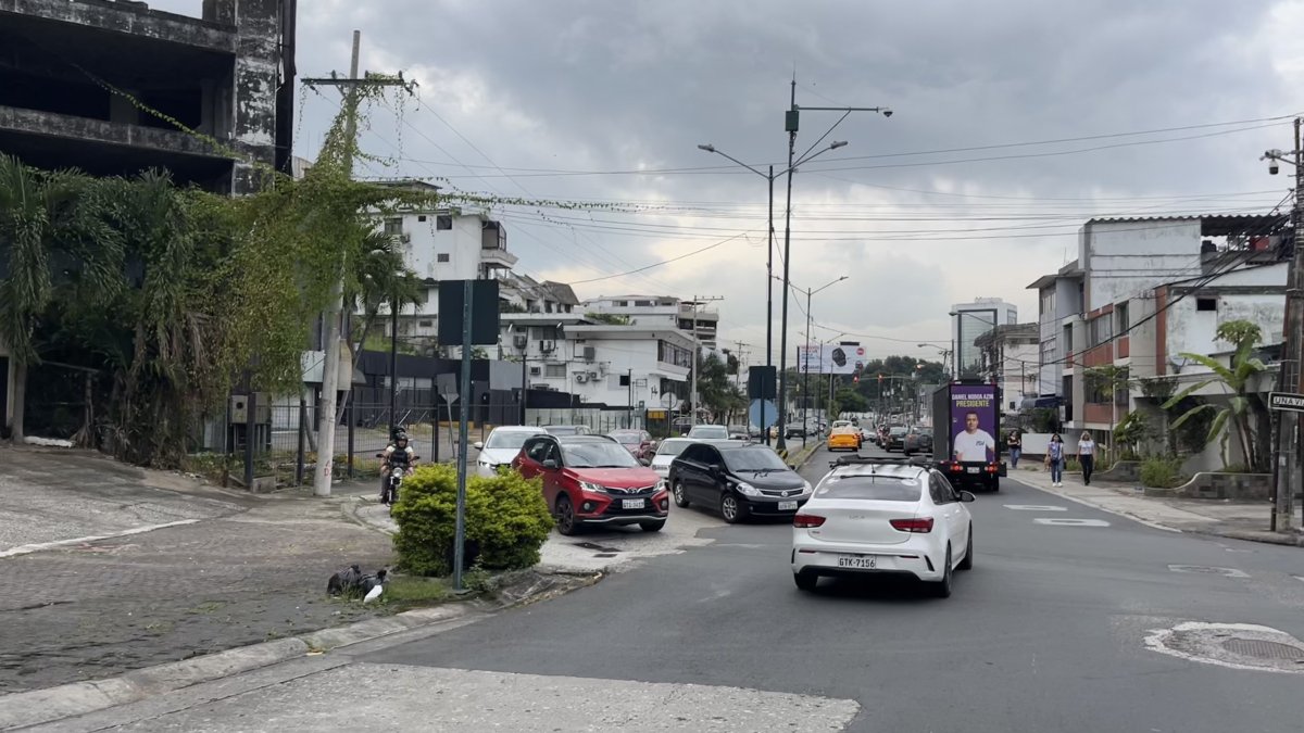 Campaña. Vehículos con el rostro del primer mandatario circulan por el norte de Guayaquil.