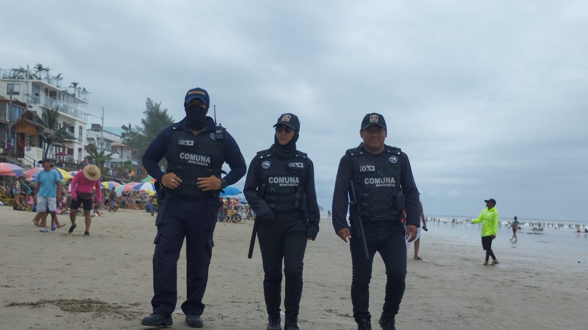 Policías resguardan una de las playas de Santa Elena.