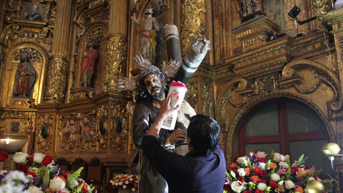 Preparativos. Los fieles se acercaron a donar flores para las imágenes que serán parte de la procesión Jesús del Gran Poder.