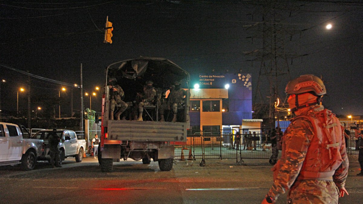 Luego de las 19:30 inició la intervención militar al interior de la cárcel tras los amotinamientos.