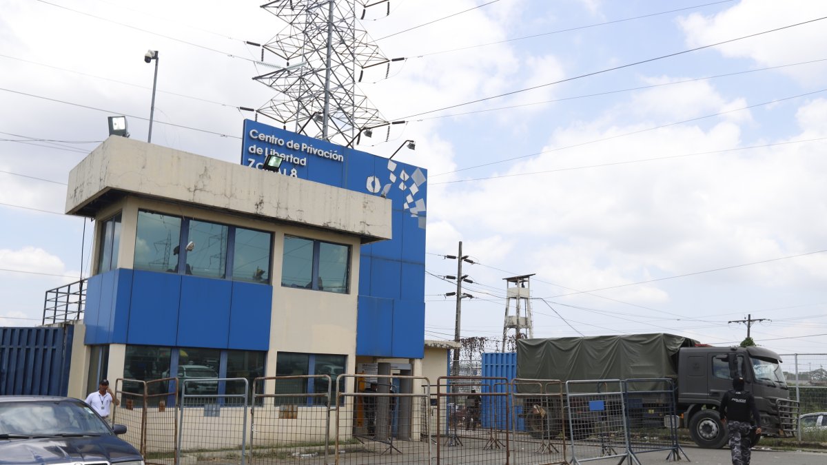 Noticias. Familiares de privados de libertad fueron a buscar información en los exteriores del penal.