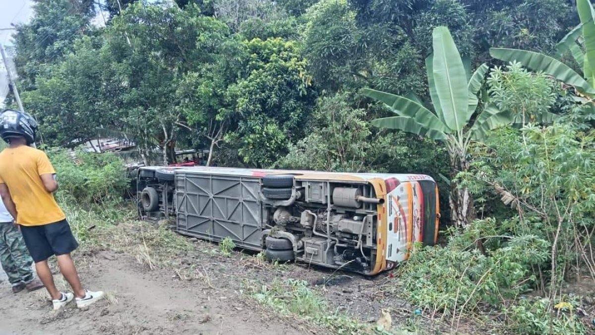 Esmeraldas. El autobús aparece a un costado de la vía hacia Quinindé.