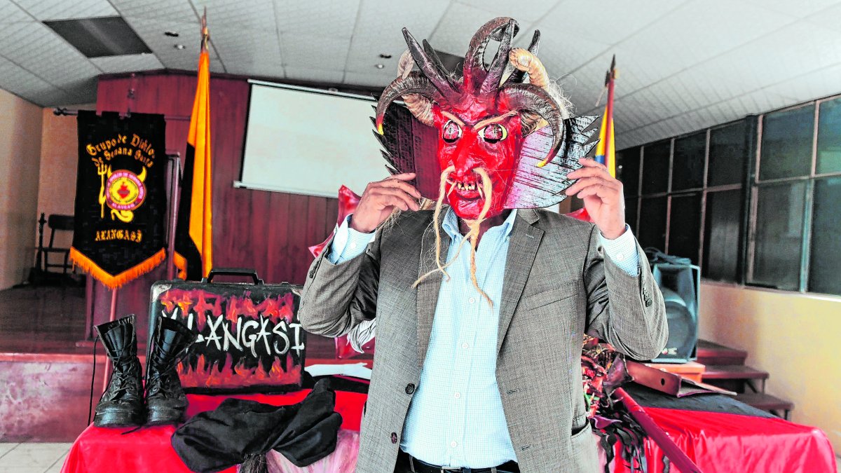 Representación. Tomás Cuichan es uno de los integrantes del grupo de los 26 diablos que se toman la iglesia de Amaguaña en Semana Santa.