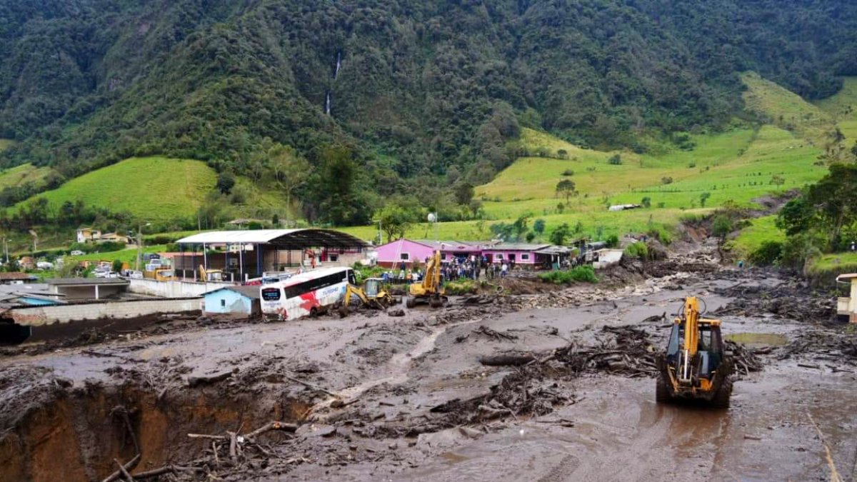Daños. El material cubrió vías y afectó viviendas en Cartagena, Tulcán.