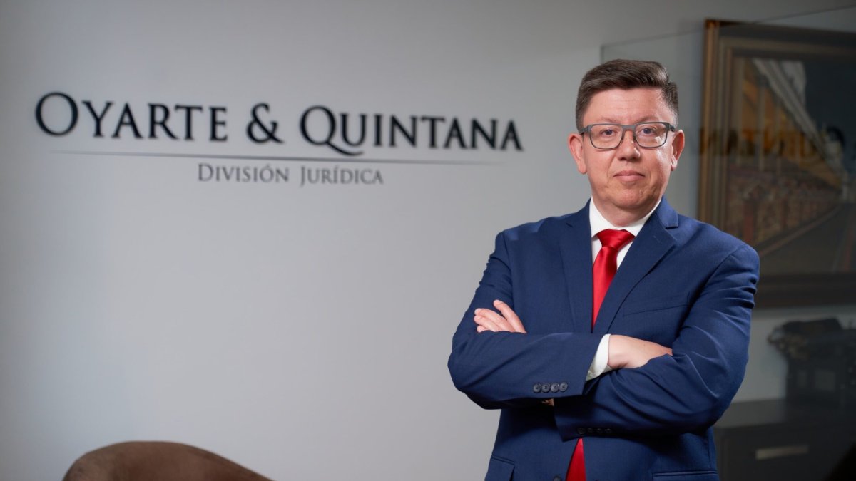 El abogado Rafael Oyarte en su despacho jurídico.