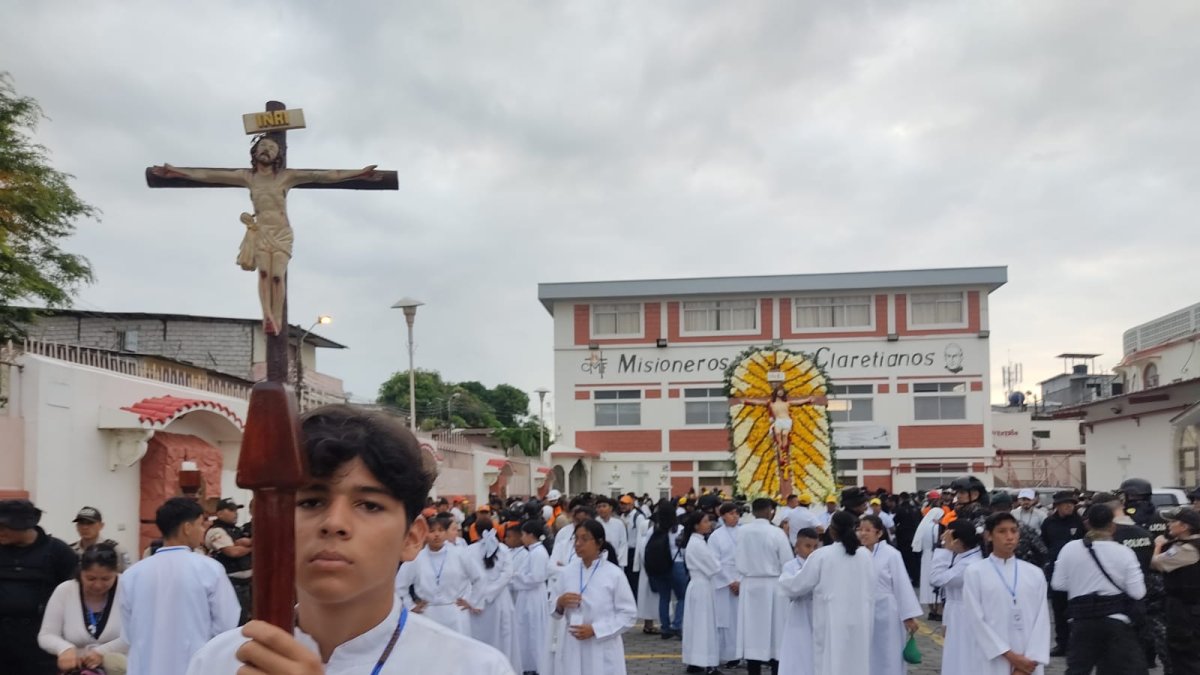 Cerca de las 07:00 la procesión inició.