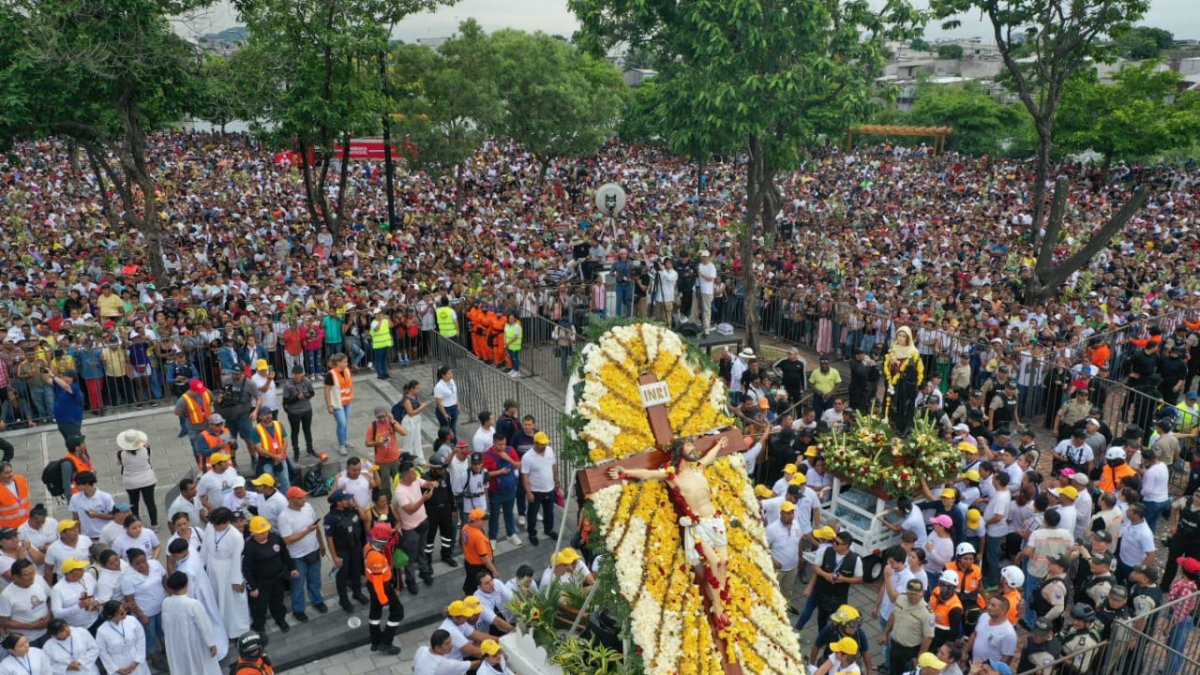 La procesión del Cristo del Consuelo arrancó a las 07:00.