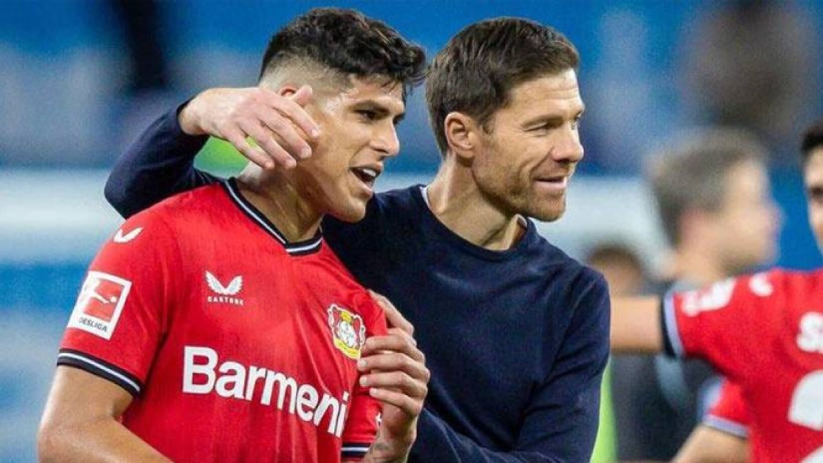 El director técnico español Xabi Alonso (d) habló del éxito en Bayer Leverkusen.