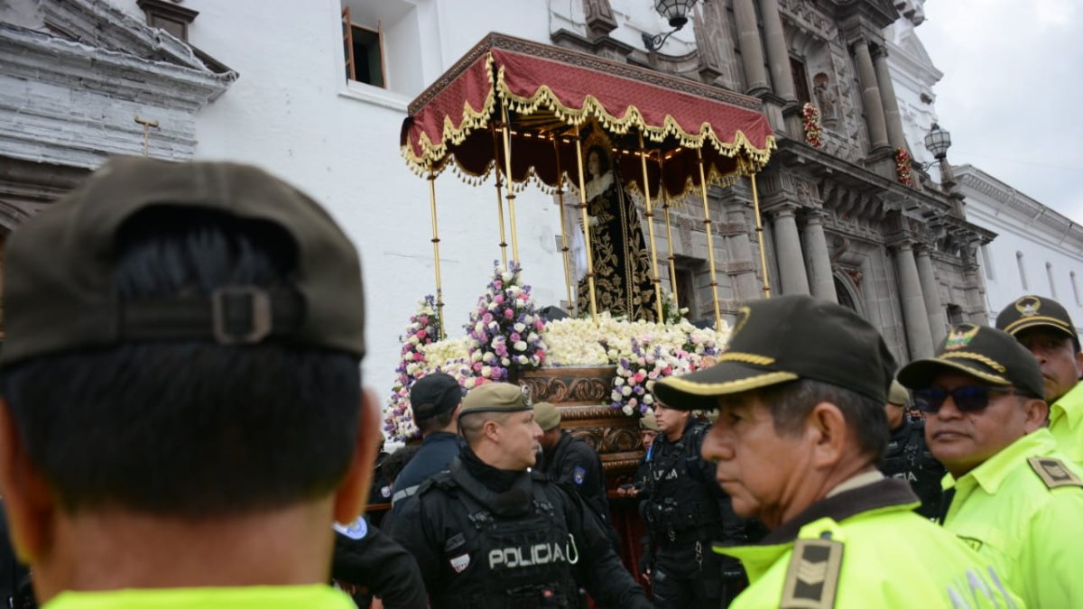 La presencia policial en la procesión Jesús del Gran Poder es evidente