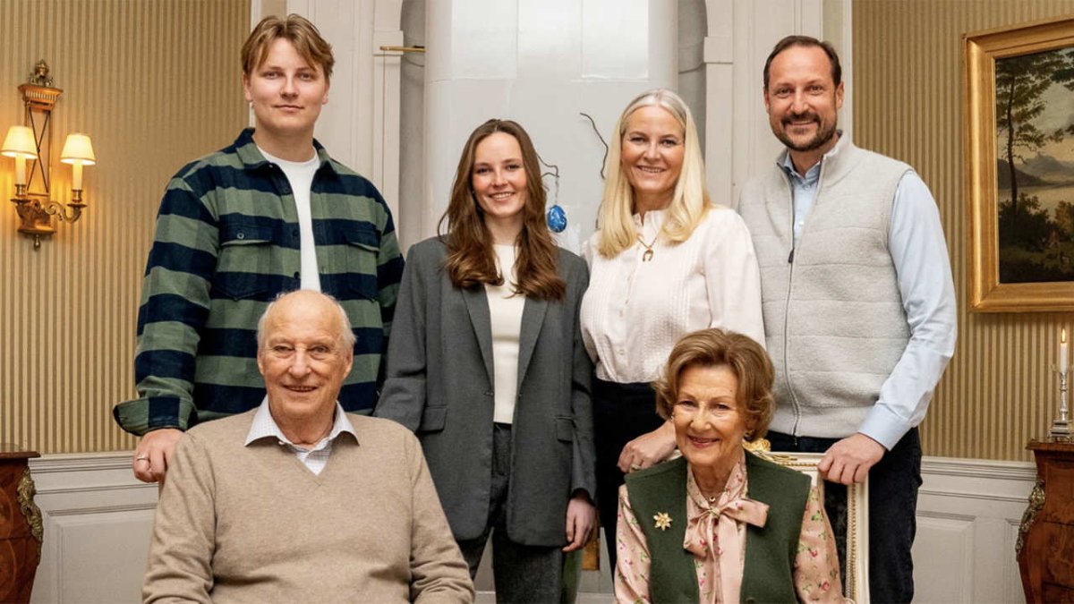 Harald de Noruega con su familia.