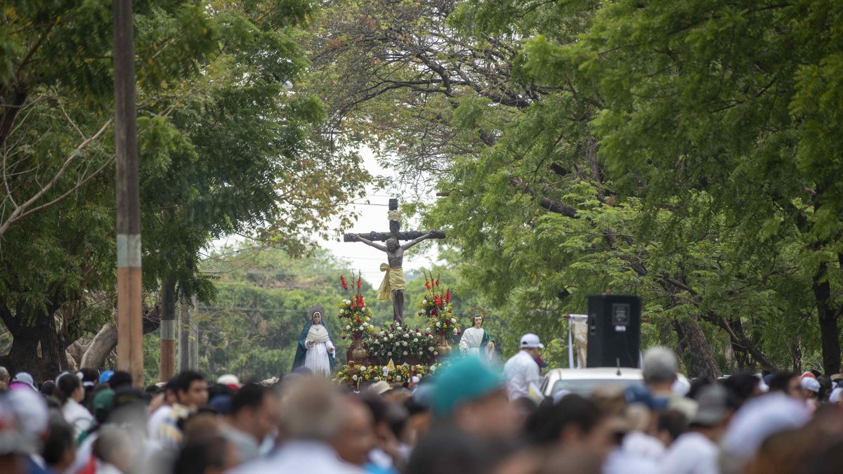 Devotos participan en el Santo Viacrucis este Viernes Santo, durante las celebraciones de Semana Santa en Managua.