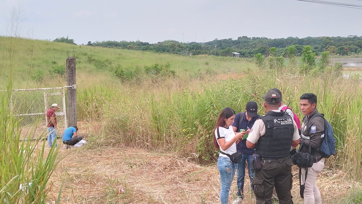 La víctima fue encontrada al pie de una hacienda. La Policía investiga.