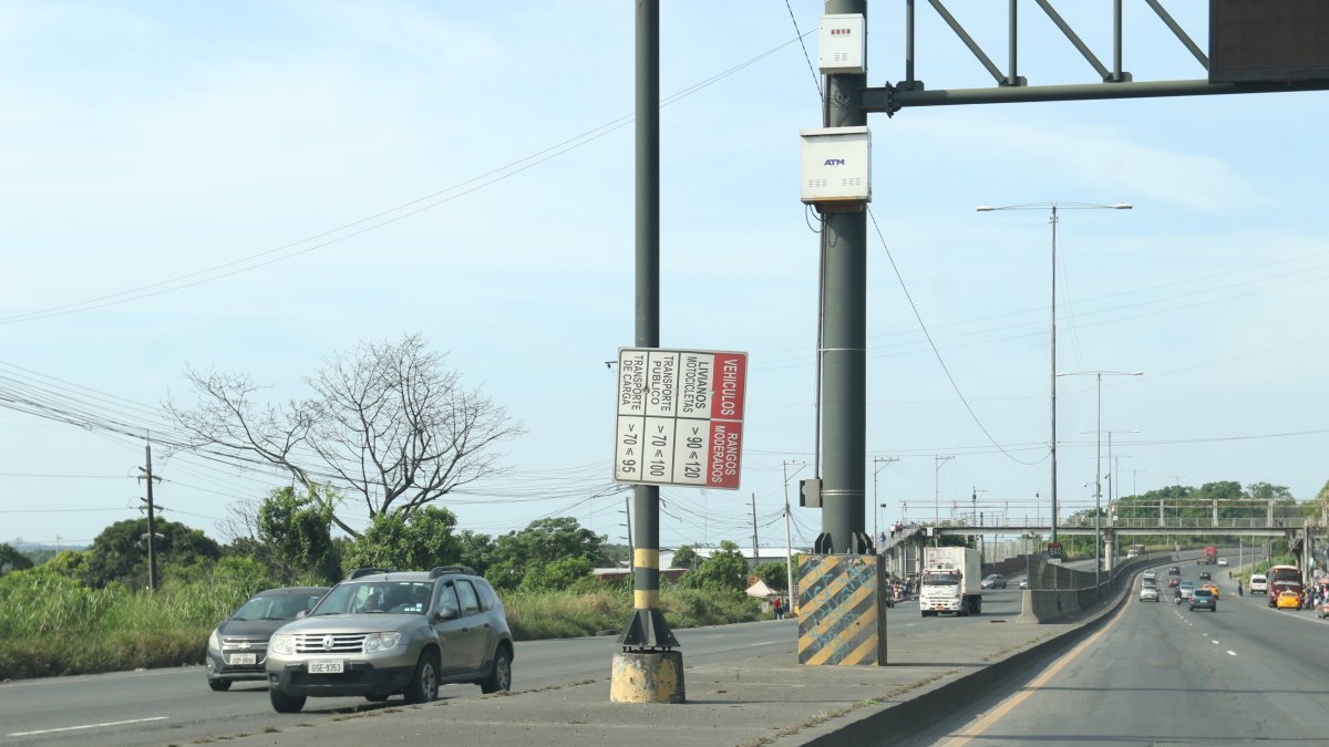 Perimetral. En la avenida hay varios letreros caídos o torcidos.