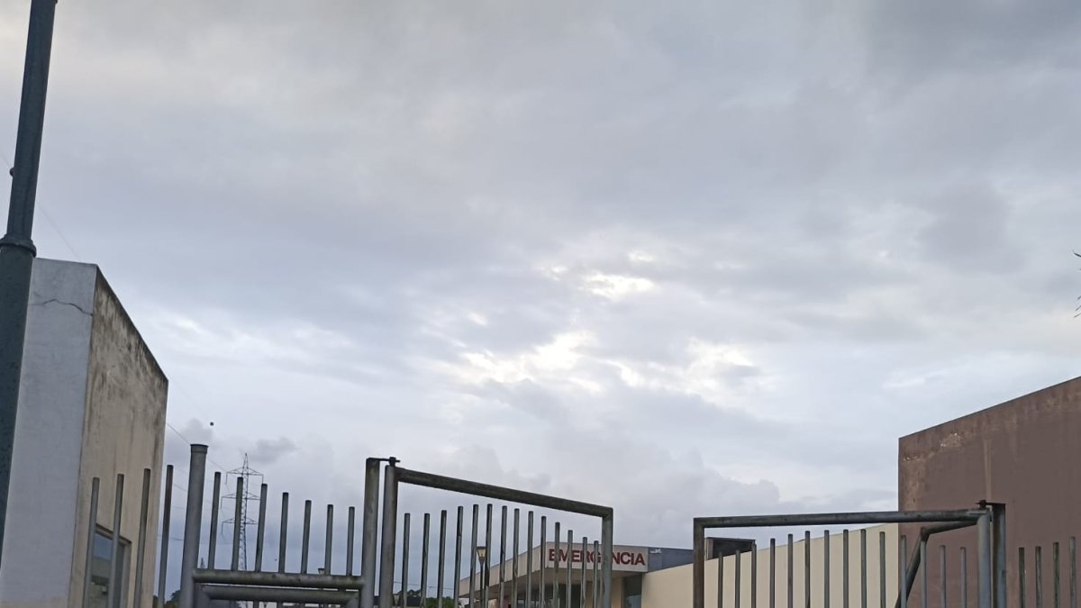 Los heridos son atendidos en una casa de salud.