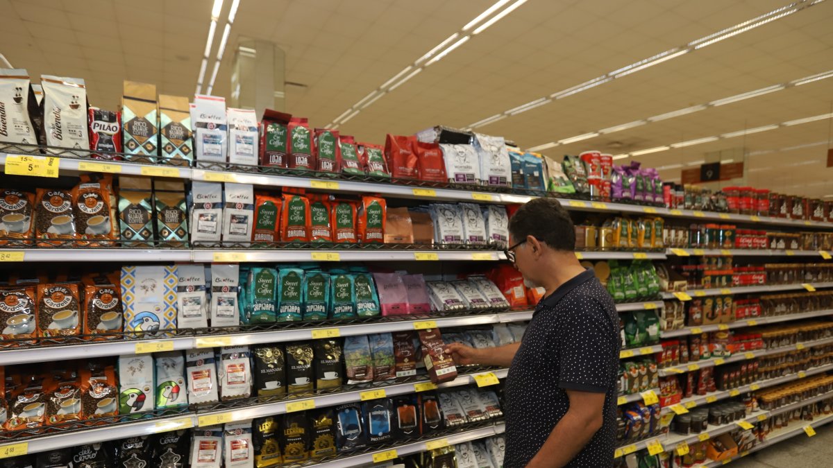 En las perchas de la cadena de supermercados de Megamaxi se ve una variedad de marcas de café especializado de origen ecuatoriano.