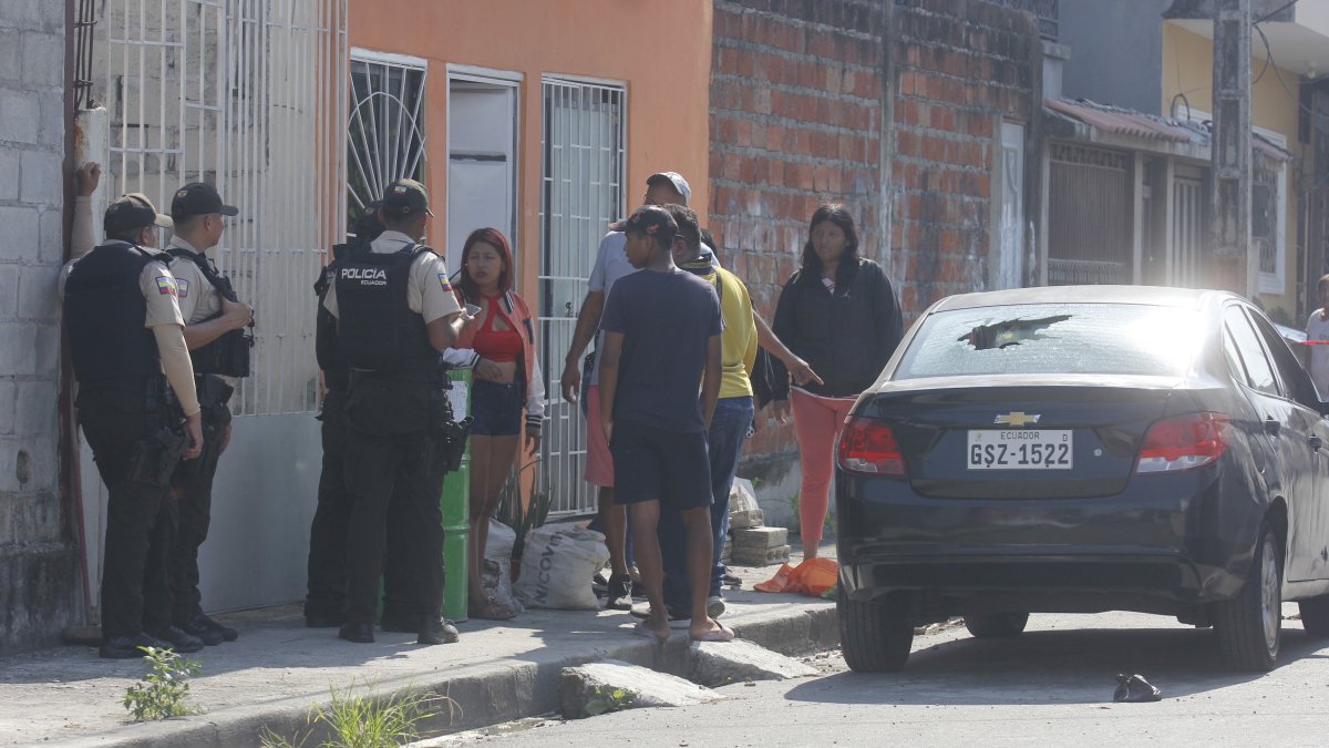 Hecho.  Un carro que estaba cerca al sitio donde se registró el ataque quedó con el parabrisas trasero roto.