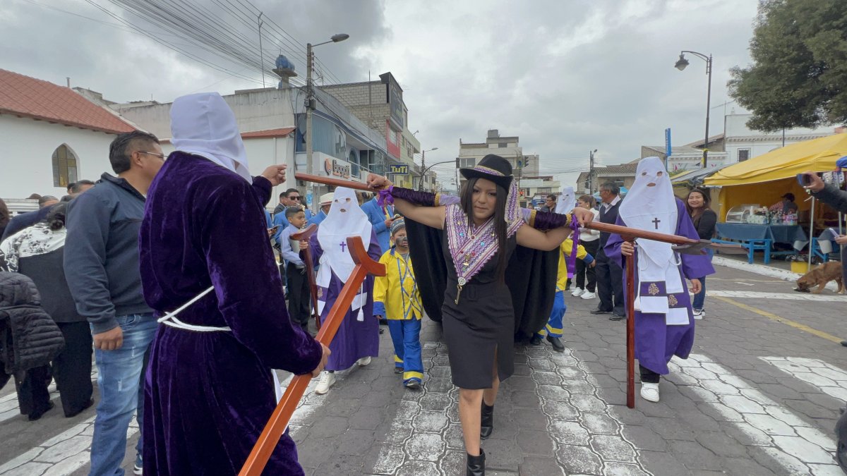 Las banderas tienen entre 15 y 20 metros y son arrastradas por las principales calles de Saquisilí.